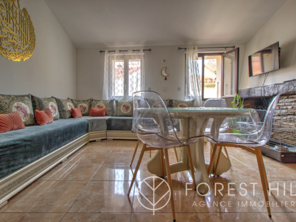 Immeuble rénové avec deux appartements, grand garage, proximité Centre de Ceret