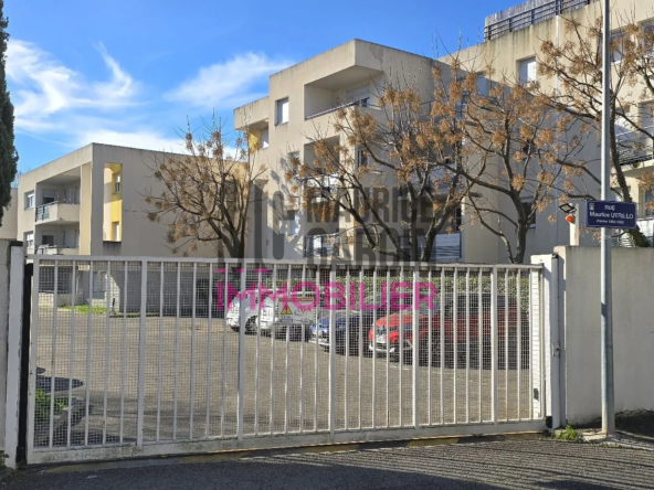 Parking aérien sécurisé à vendre face au lycée René Char à Avignon