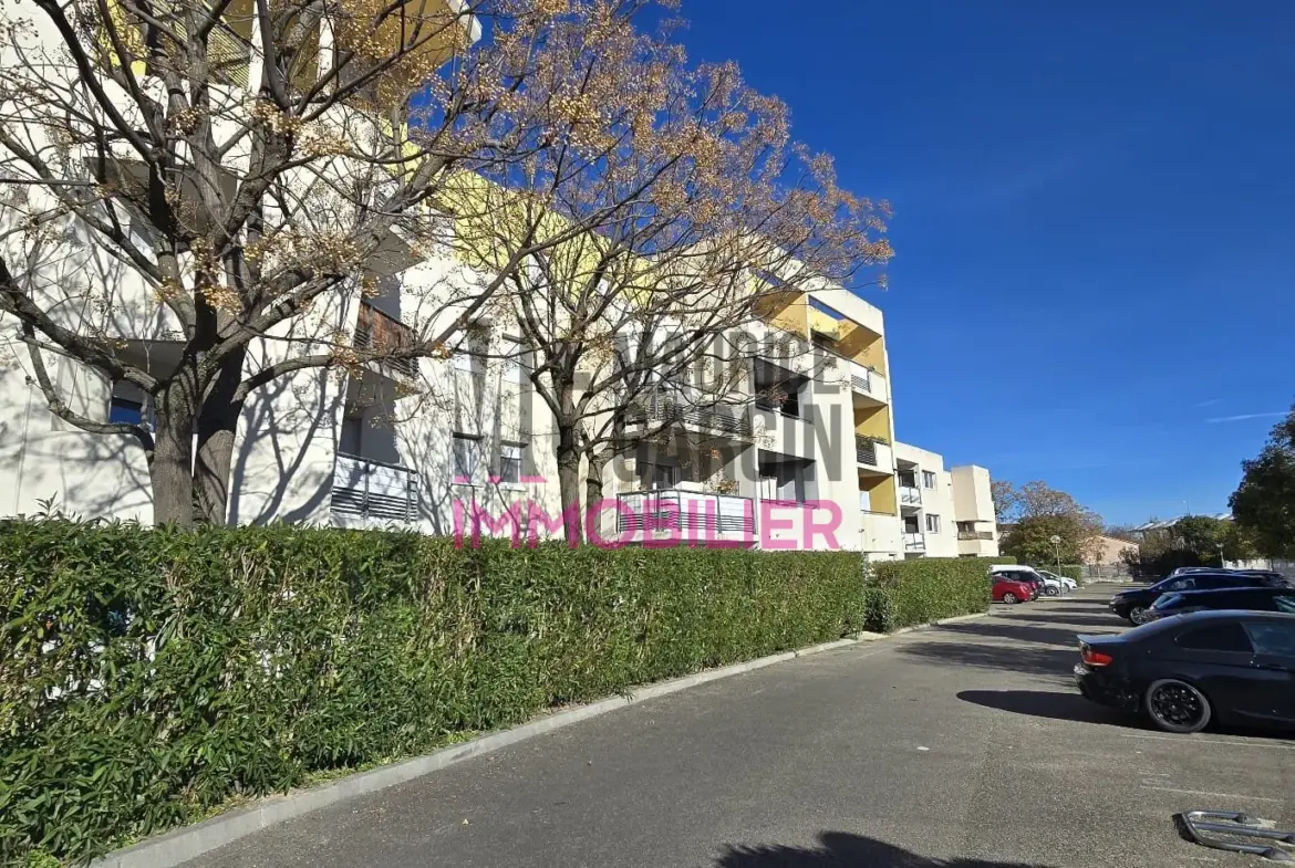 Parking aérien sécurisé à vendre face au lycée René Char à Avignon 