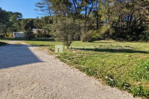 Terrain à bâtir à Ventabren avec projet autorisé et jardin privatif