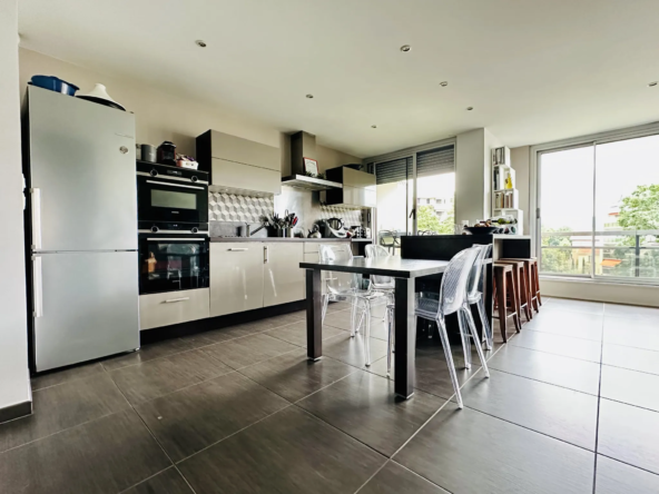 Appartement 5 pièces avec balcon, caves et box sécurisé à Chamalieres