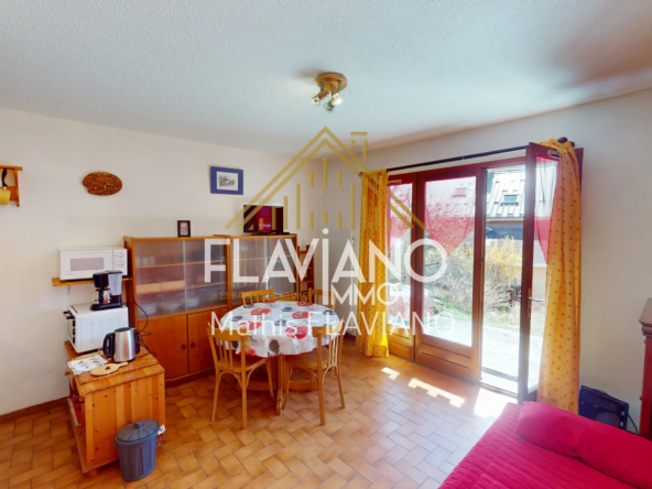 Appartement en rez-de-jardin avec vue montagne et parking à Saint-Pons 04400