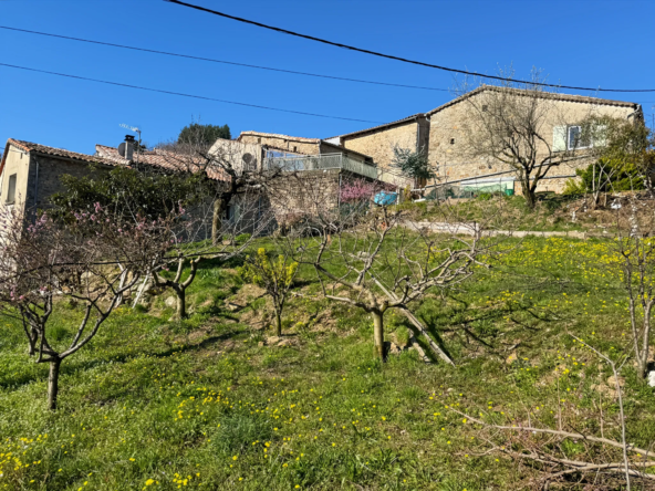 Maison en pierre avec vue imprenable à Chazeaux, potentiel fort, dépendances et terrain de 6500 m²