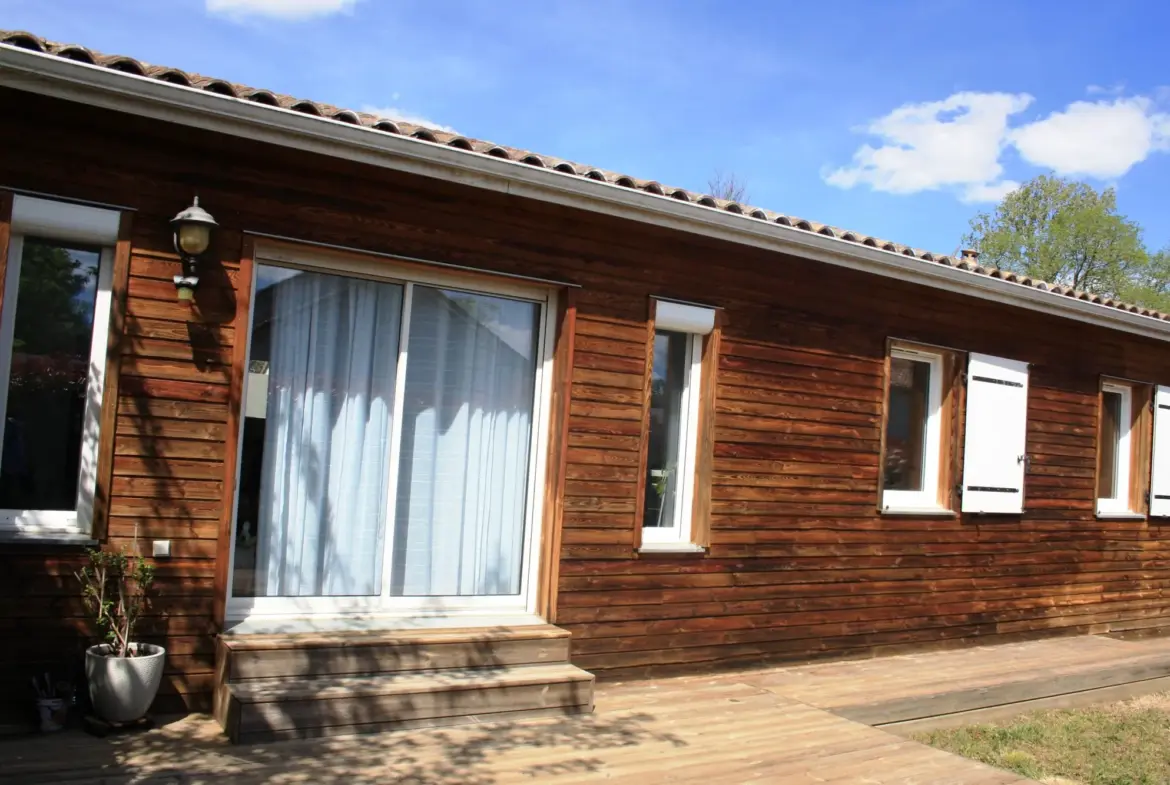 Pavillon de plain-pied en bois à Graulhet avec 3 chambres et terrasse 