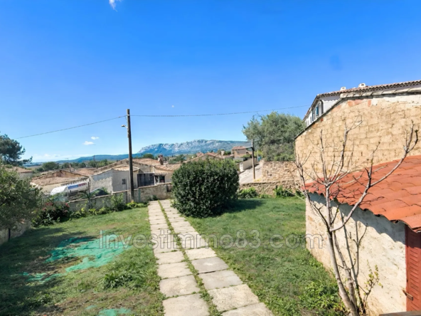 Terrain constructible à Pourrières 251 m² en zone UA avec remise duplex
