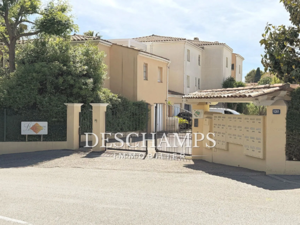 Parking sécurisé à vendre à Antibes, résidence avec villas et collectif