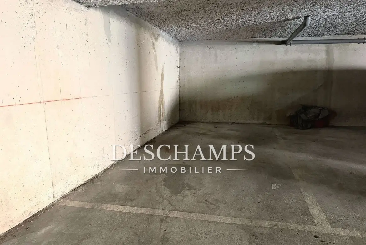Parking sécurisé à vendre à Antibes, résidence avec villas et collectif 