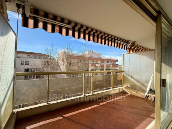 Studio à vendre à Juan-les-Pins proche plages avec parking et terrasse