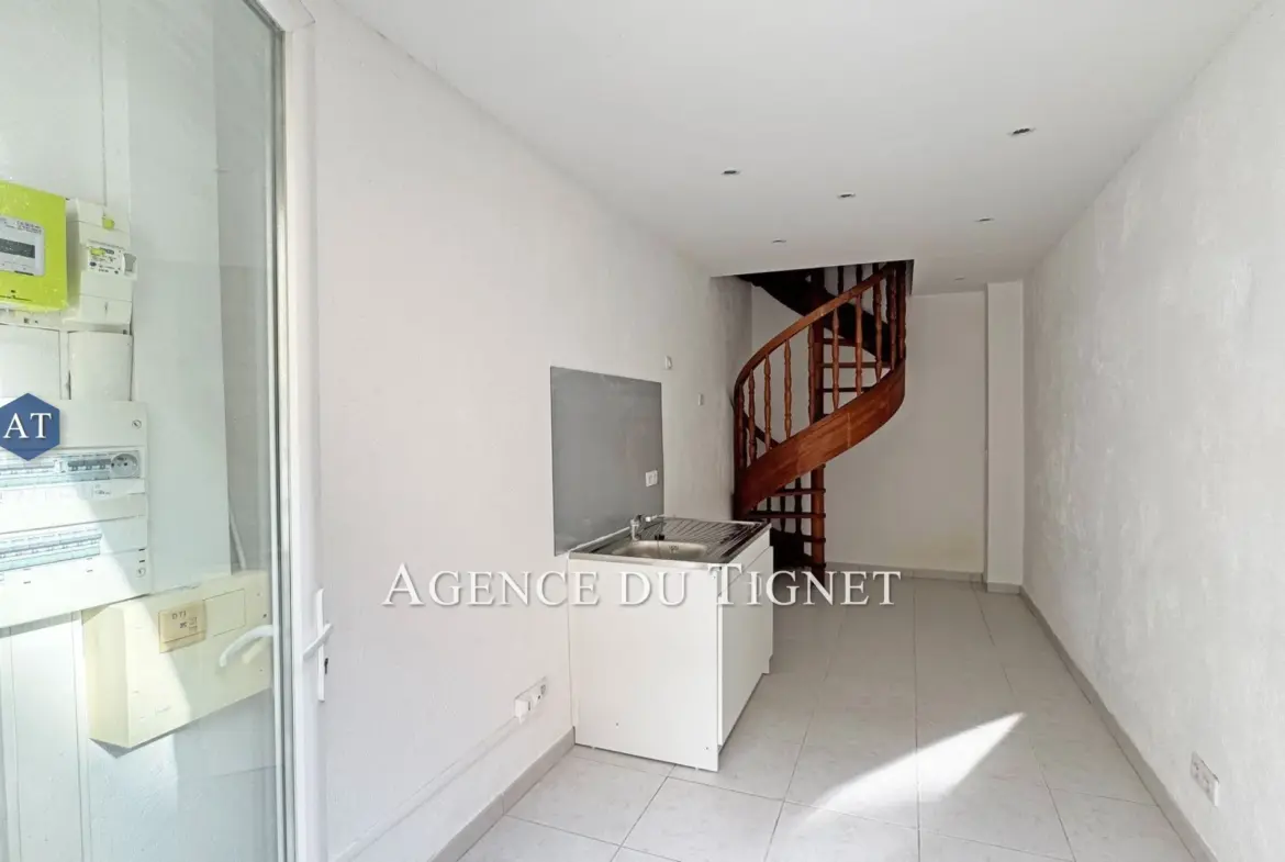 Remise avec grenier de 18,80 m² au centre de Saint Cézaire 