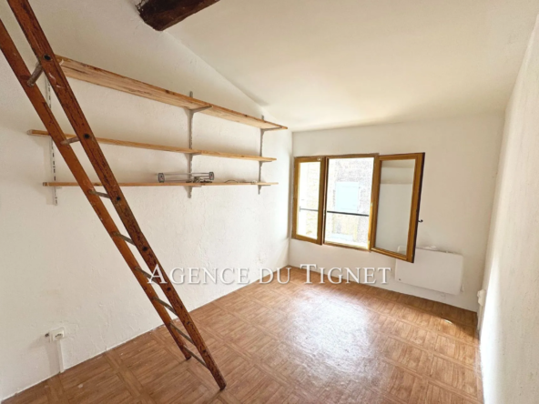 Remise avec grenier de 18,80 m² au centre de Saint Cézaire