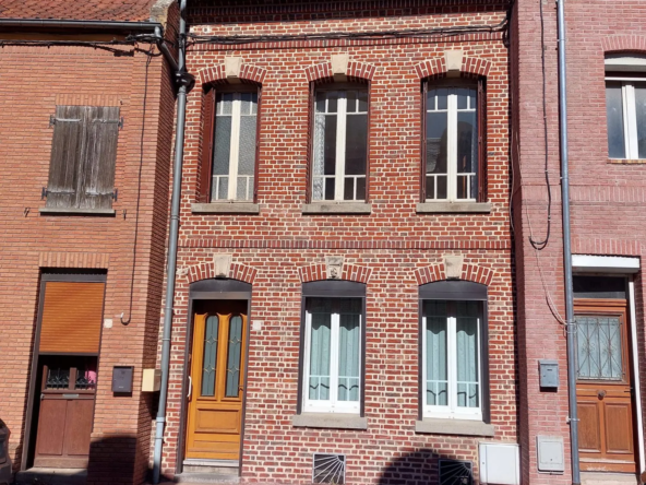 Maison de ville à Abbeville avec 2 chambres, garages et cour – Opportunité à saisir