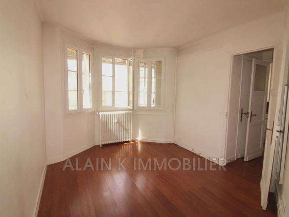 Studio lumineux de 21 m² à vendre dans le 18ème à Paris avec terrasse partagée