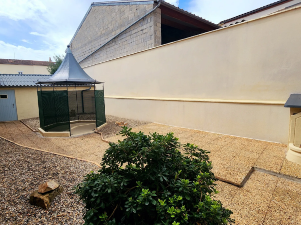 Maison rénovée avec jardin et garages près de Marmande