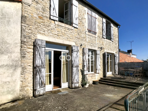Charmante maison ancienne de 178 m² à Ruffec avec granges et vue sur la campagne