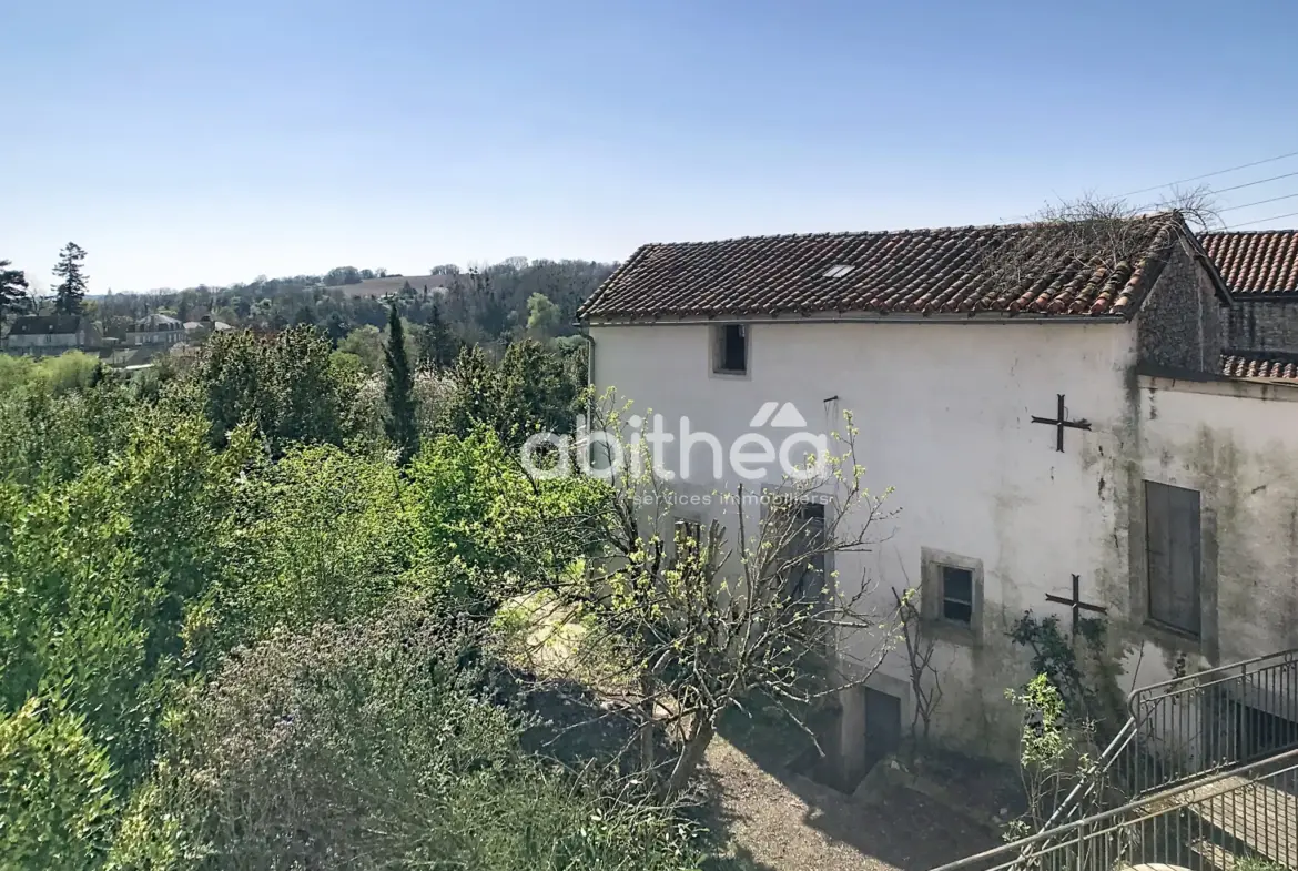 Charmante maison ancienne de 178 m² à Ruffec avec granges et vue sur la campagne 