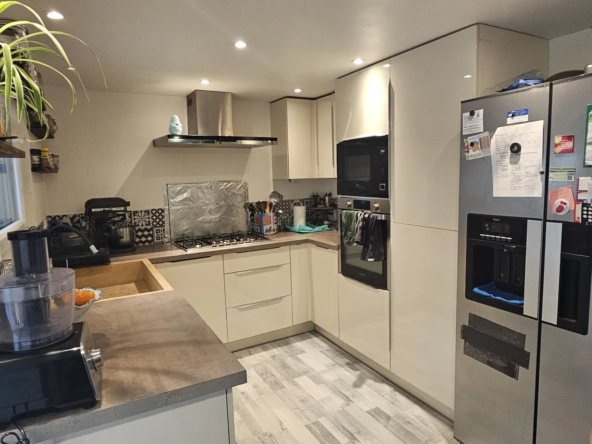 Maison de village avec cour à Milhaud - 90 m², 3 niveaux, bonnes prestations