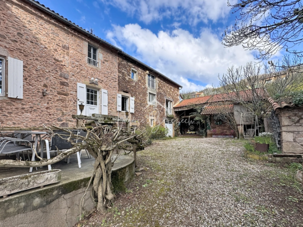 Maison en pierres authentique à Vabres l'Abbaye avec jardin et double garage