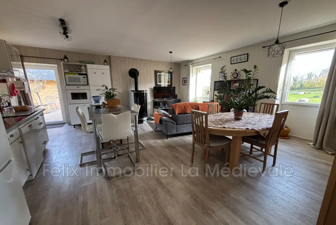 Charmante maison de village à Salignac-Eyvigues avec garage et vue agréable 