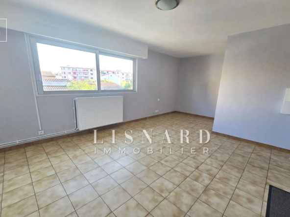 À vendre studio 24 m² à Vallauris avec parking et cave