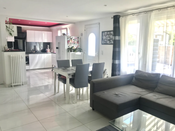 Maison de plain-pied avec sous-sol, dépendances et piscine à Soisy-sur-Ecole
