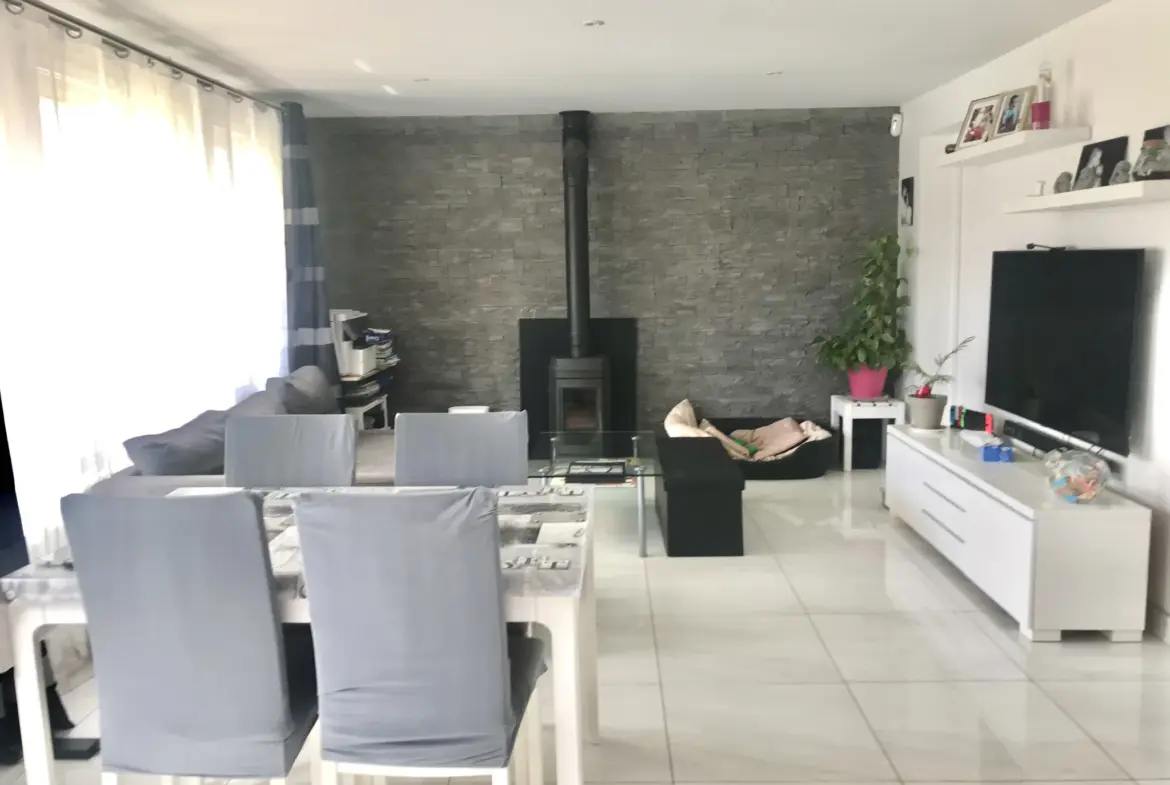 Maison de plain-pied avec sous-sol, dépendances et piscine à Soisy-sur-Ecole 