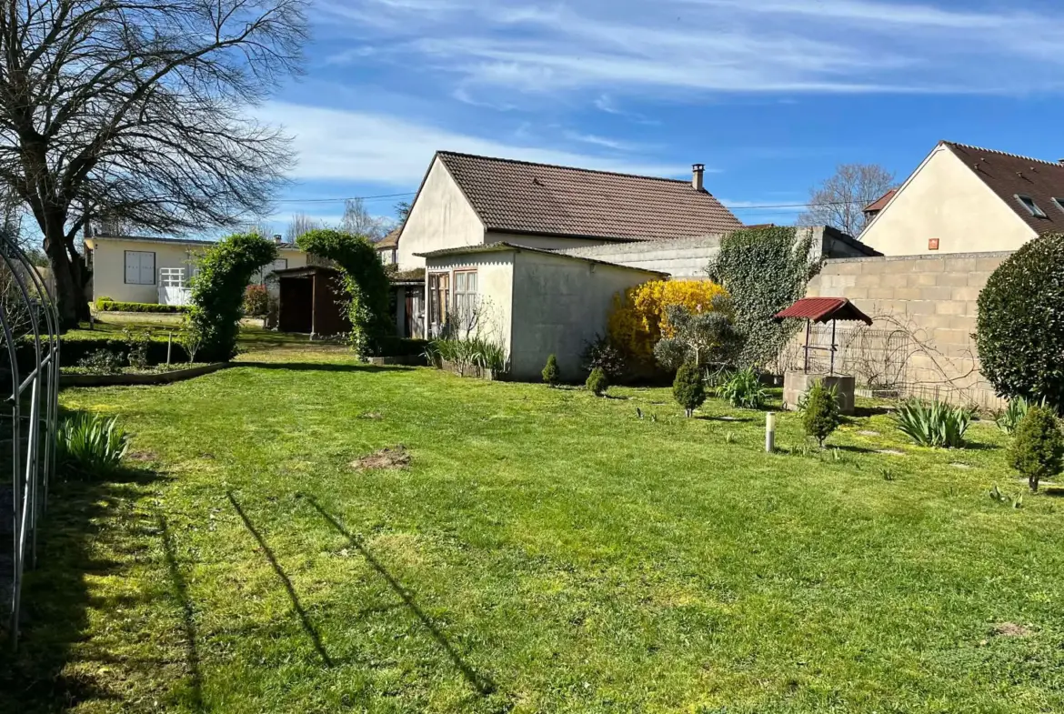 Maison de plain-pied avec sous-sol, dépendances et piscine à Soisy-sur-Ecole 