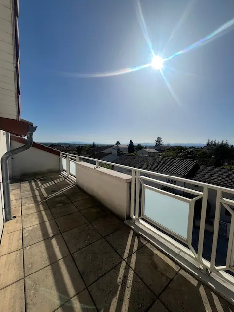 Appartement T2 avec terrasse à Genas, dernier étage, parking privé, calme et lumineux 