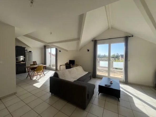 Appartement T2 avec terrasse à Genas, dernier étage, parking privé, calme et lumineux