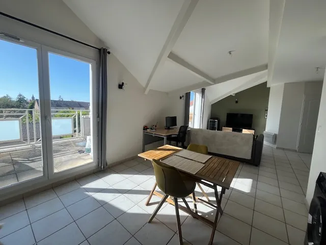 Appartement T2 avec terrasse à Genas, dernier étage, parking privé, calme et lumineux 