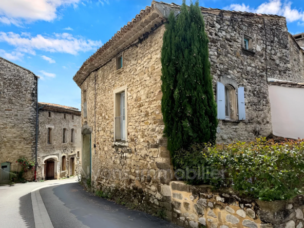 A vendre maison de village en pierre dans un village provençal avec cave restaurée