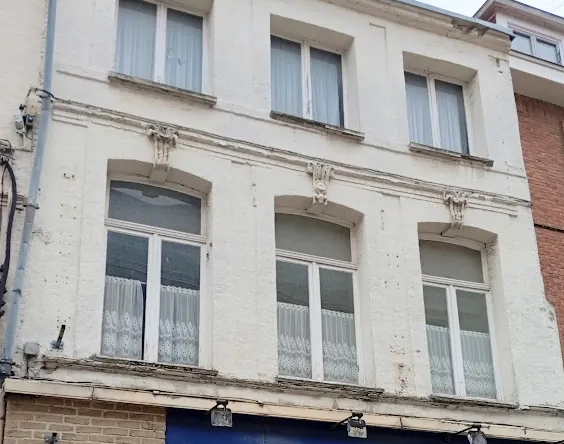 Immeuble à rénover en centre-ville de Saint-Omer avec commerce et appartement