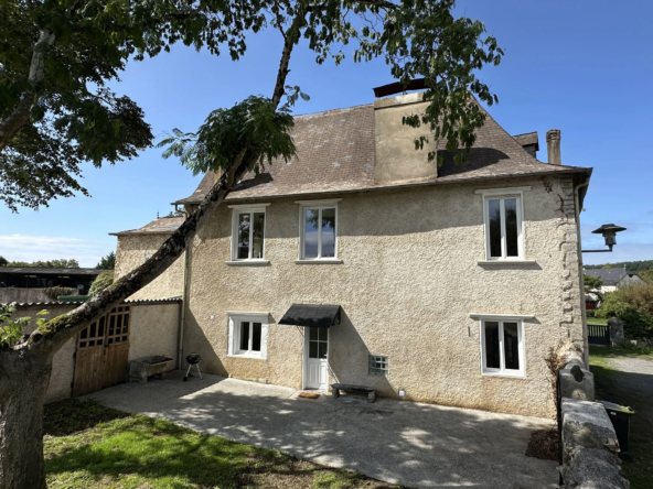 Grande maison rénovée avec 4 chambres, garage et terrain clos entre Oloron Sainte Marie et Pau