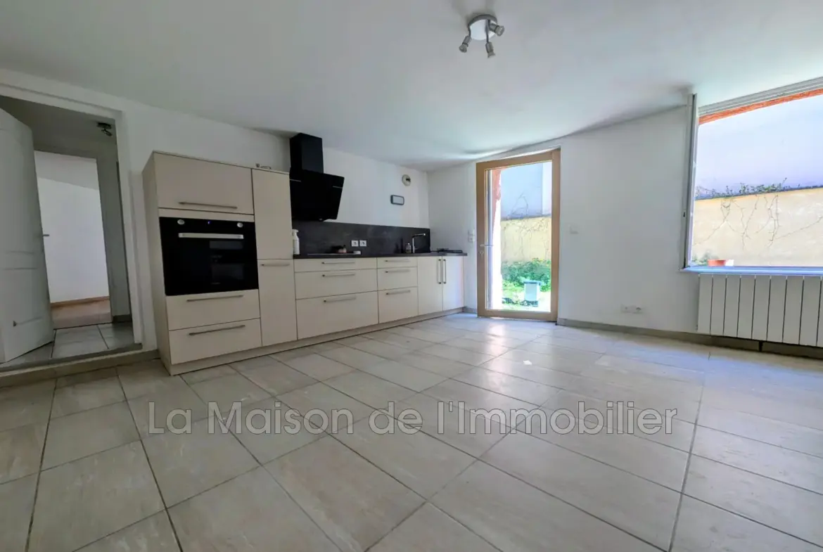 Appartement en rez-de-chaussée avec terrasse à Elbeuf – Idéalement situé 