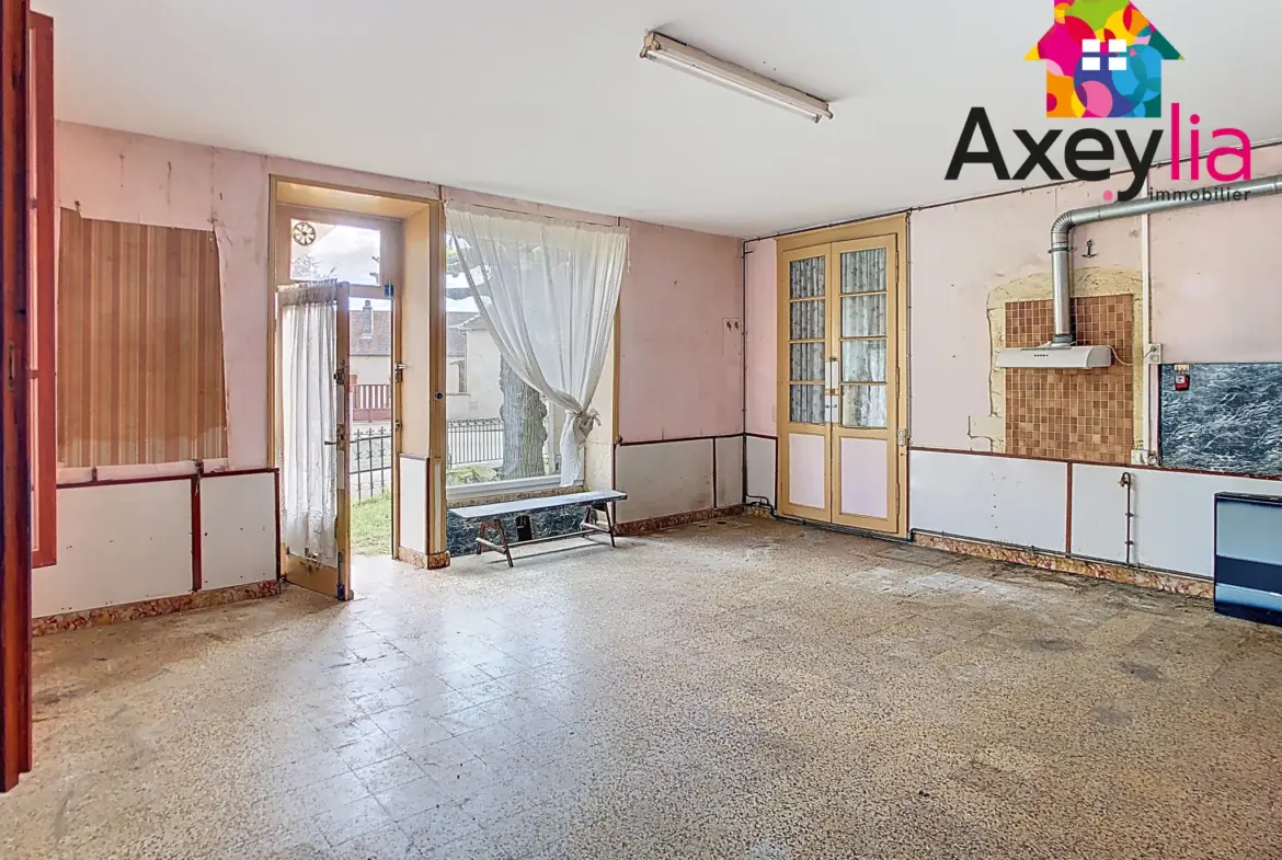 Maison de village à vendre à Vindecy avec dépendances et terrain, grand potentiel de rénovation 
