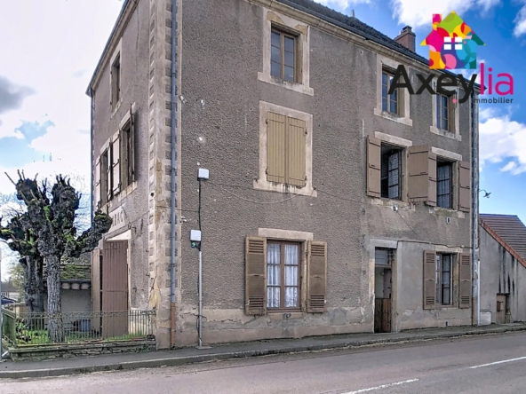 Maison de village à vendre à Vindecy avec dépendances et terrain, grand potentiel de rénovation