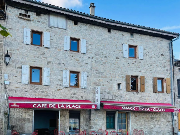 Local commercial avec terrasse et appartement à Chalencon - Opportunité Rare