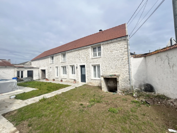 Longère en pierre rénovée de 142 m² à Brouy avec dépendances et prestations haut de gamme