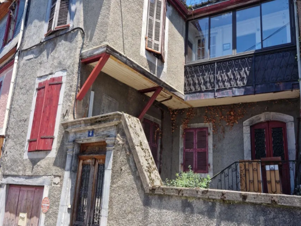 Maison à rénover en centre-ville de Bagnères-de-Bigorre avec cour et toit-terrasse