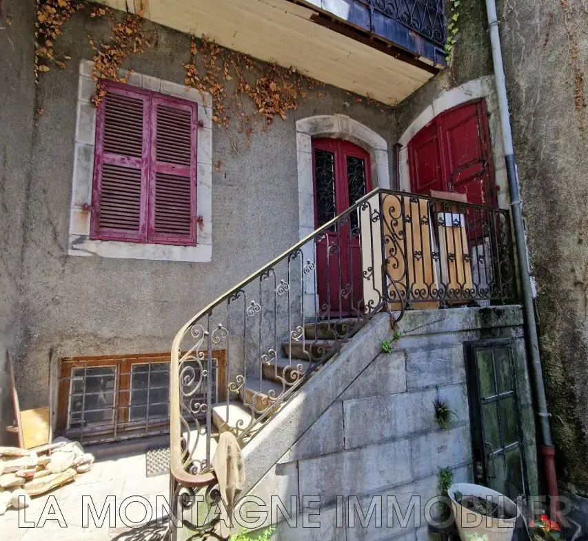 Maison à rénover en centre-ville de Bagnères-de-Bigorre avec cour et toit-terrasse 