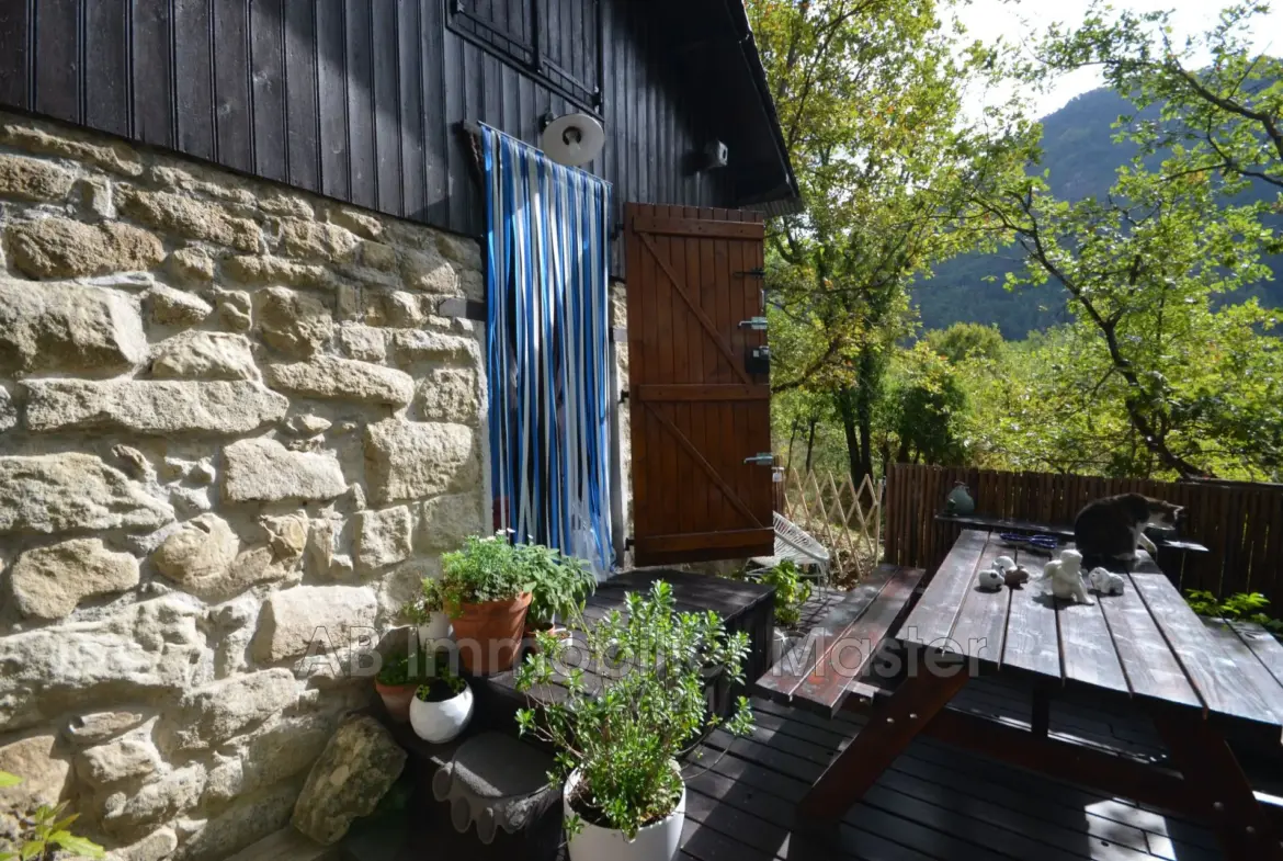 A vendre maisonnette en pleine nature à Lantosque, proche Nice, vue verdoyante et terrasse ensoleillée 