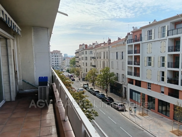 Appartement traversant de 3 pièces à Toulon avec terrasse et vue dégagée