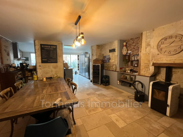 Maison en pierre de 194 m² à vendre à Châteauneuf-sur-Charente avec terrasse