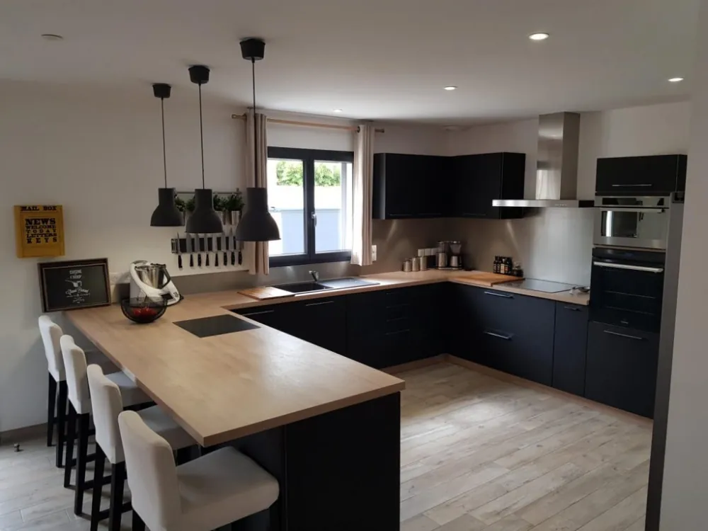 Maison spacieuse de 120 m² à Montchevreuil, proche axes routiers, parfait pour famille 