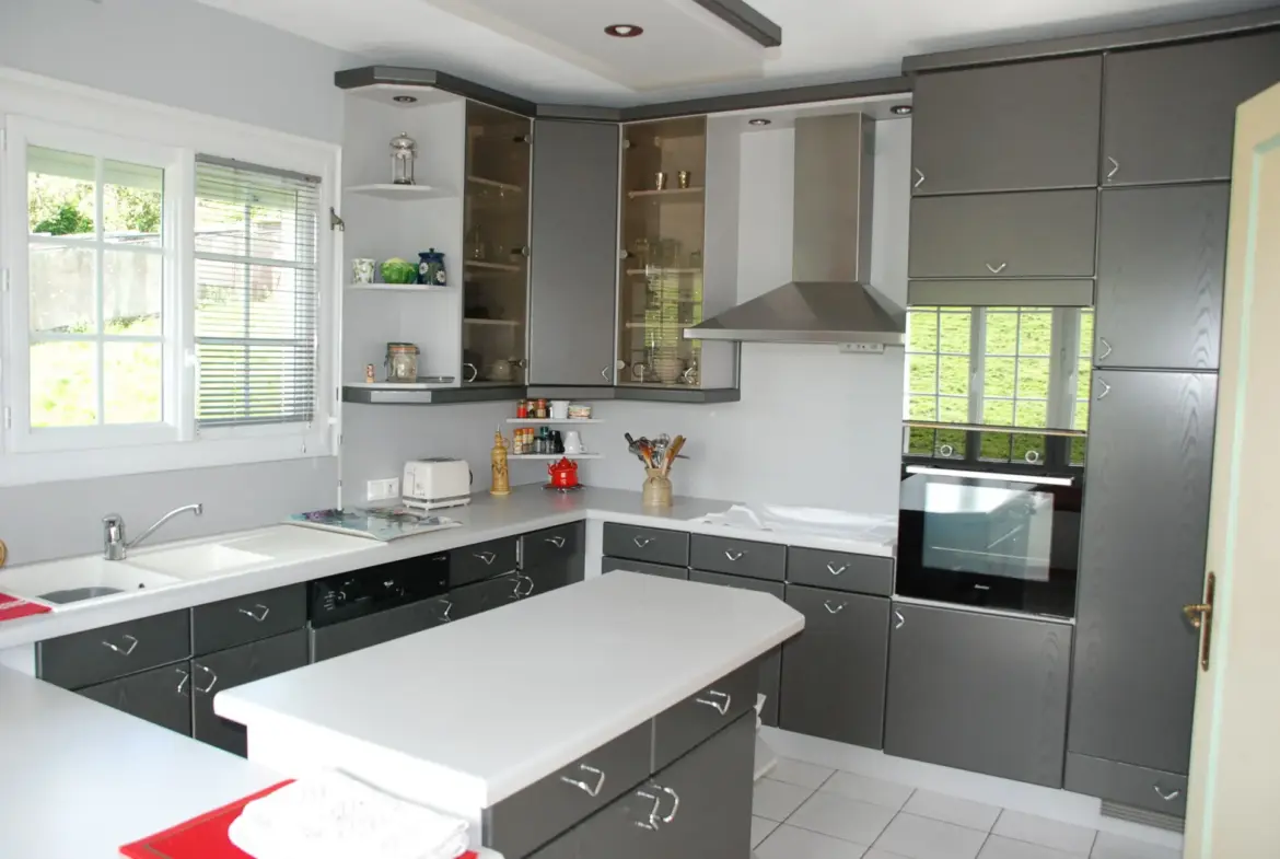 À vendre maison familiale à Fécamp proche plage avec jardin et sous-sol complet 