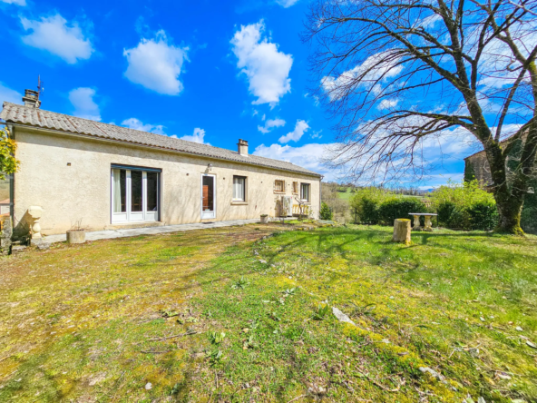 À vendre maison en pierre de plain-pied avec garage et dépendances à Saint-Beaulize