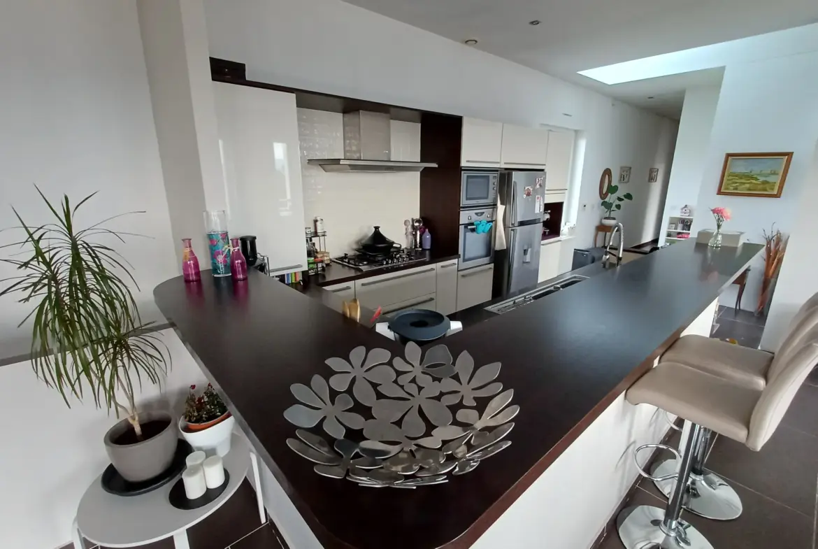 Loft de 129 m² rénové avec 3 chambres, cave et stationnement à Aubenas 