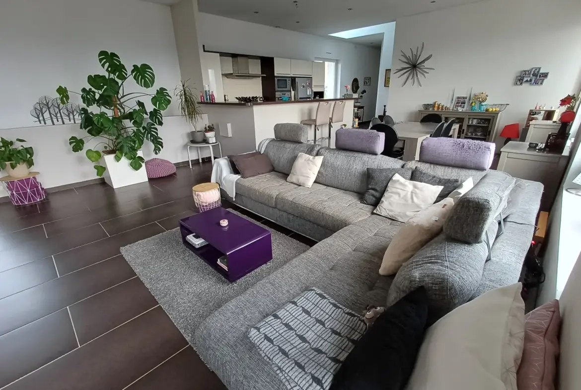 Loft de 129 m² rénové avec 3 chambres, cave et stationnement à Aubenas 