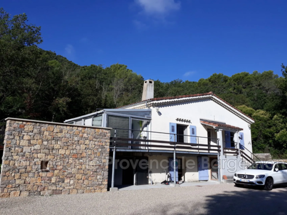 Villa en plain-pied avec jardin à Bargemon - 77 m²