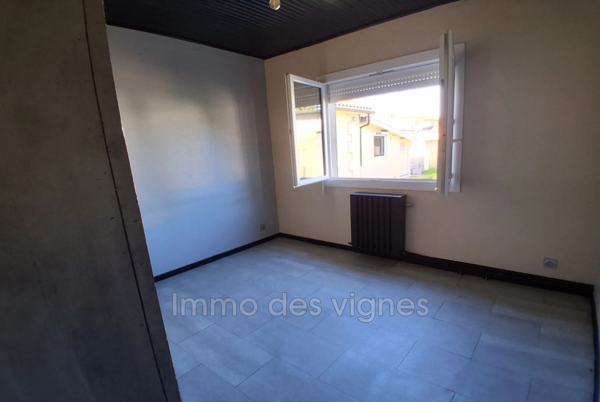Local commercial de 105 m² avec garage à Bassens - Possibilité habitation 