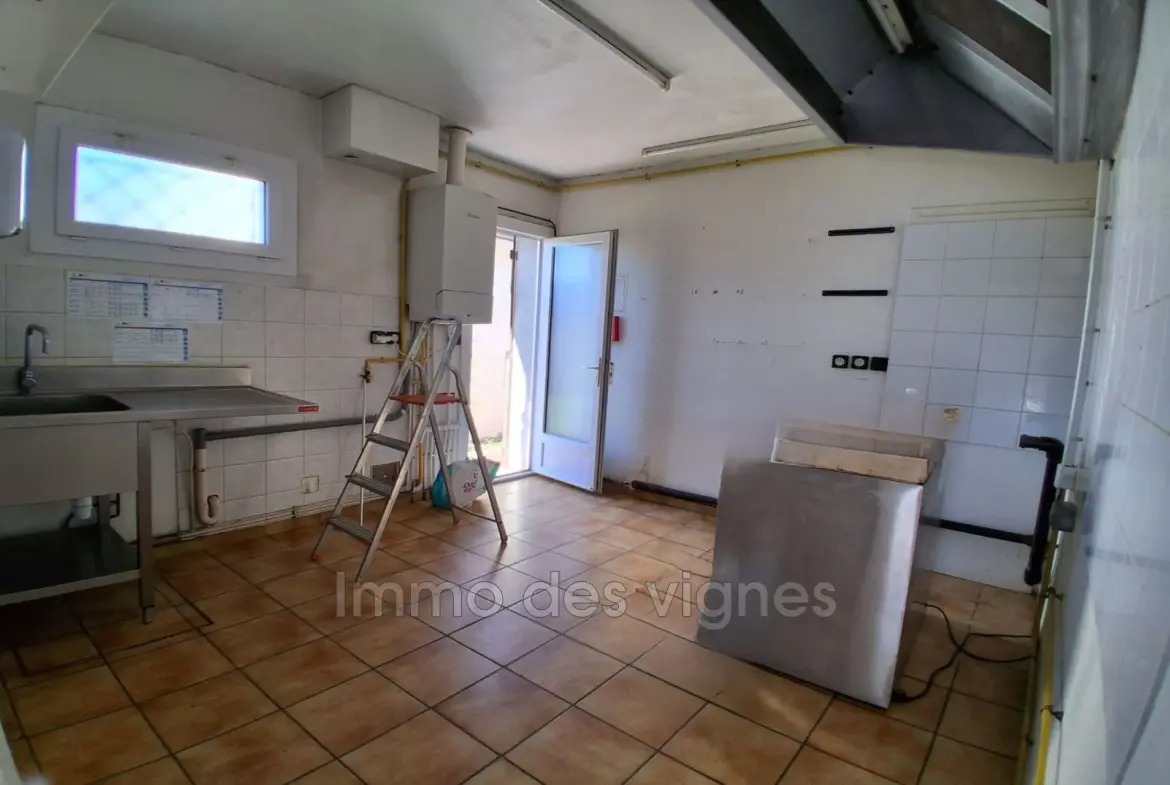 Local commercial de 105 m² avec garage à Bassens - Possibilité habitation 
